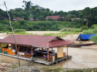 Schwimmendes Restaurant auf dem Sungai Tembeling