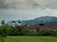Kloster Benediktbeuern mit Benediktenwand im Hintergrund