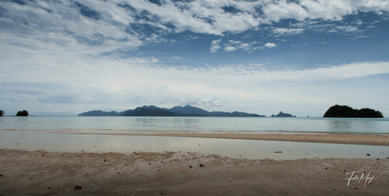 Strand und Meer mit dahintergelagerten Inseln am Datai Beach