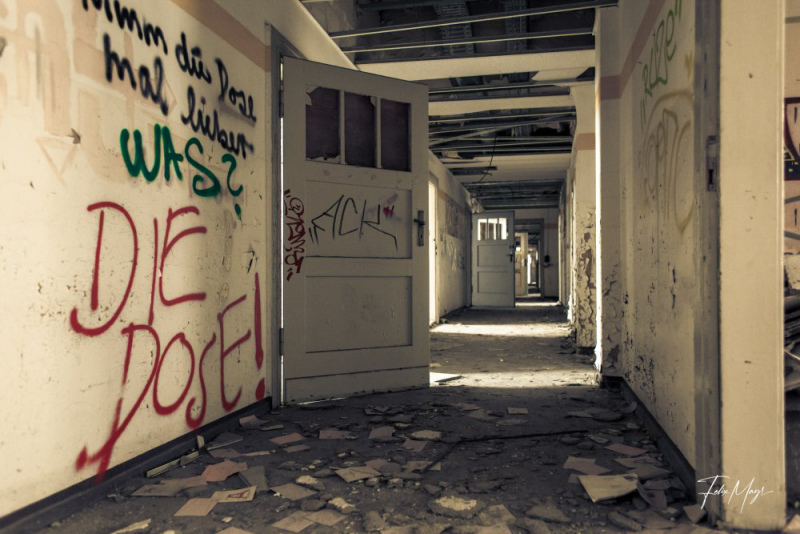 Lost Place, Gang mit Graffiti