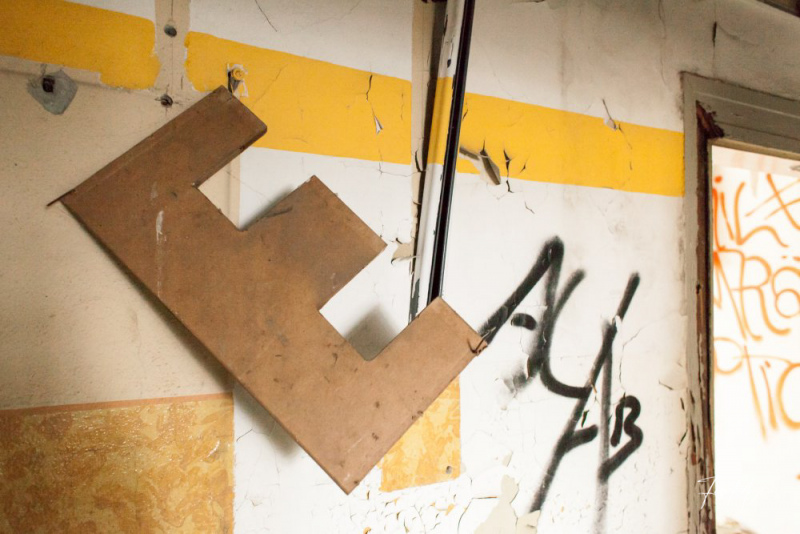 Lost Place, Buchstabe "E" aus Holz