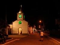 Grün beleuchtete Kirche in der Nacht