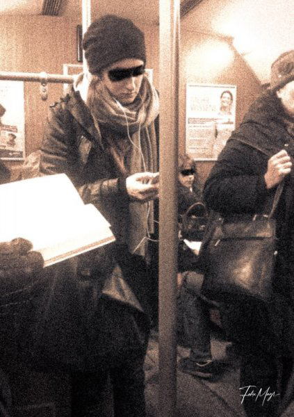 Frau mit Handy in Münchner  U-Bahn
