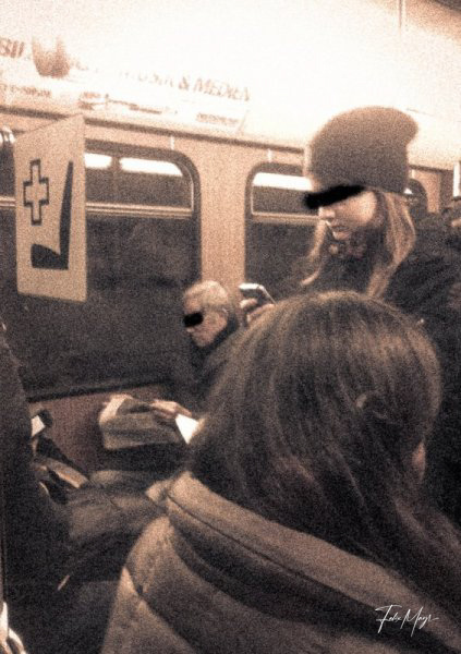 Frau mit Handy in Münchner  U-Bahn