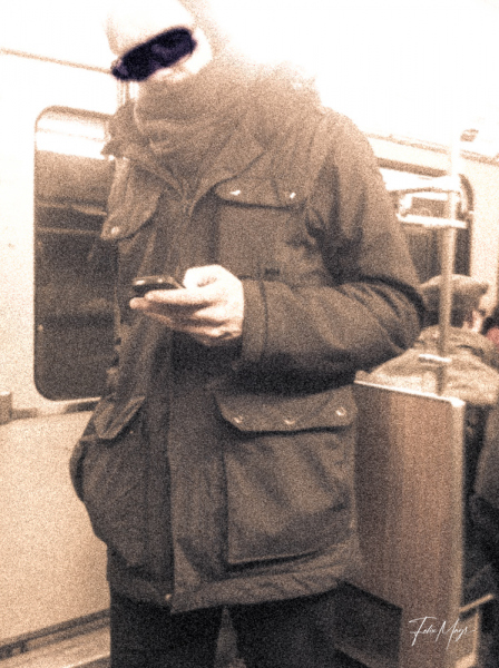 Mann mit Handy in Münchner  U-Bahn