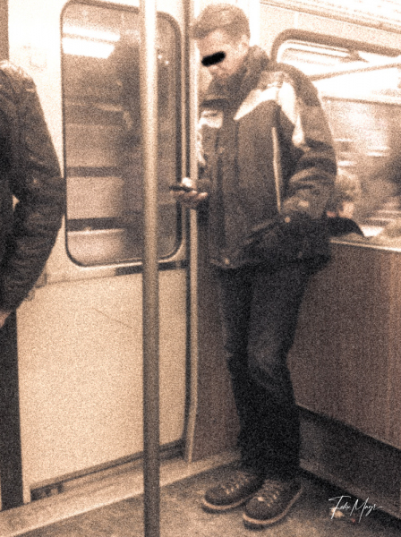 Mann mit Handy in Münchner  U-Bahn