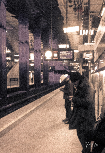 Männer mit Handy in Münchner  U-Bahn Station