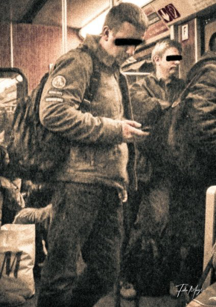 Mann mit Handy in Münchner U-Bahn