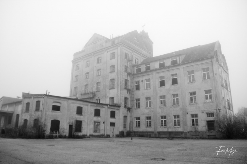 Fabrikgebäude in Schwarz-Weiß am Lost Place Diamaltwerk Allach