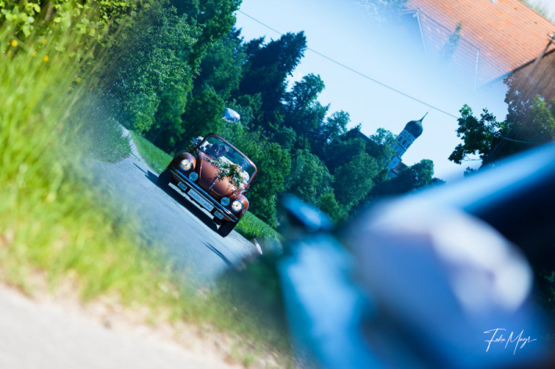 Käfer Cabriolet Hochzeitsauto durch Rückspiegel fotografiert
