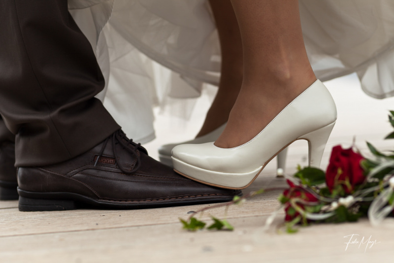 Braut steht auf den Füßen des Bräutigams