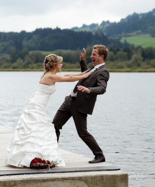 Braut stößt Bräutigam ins Wasser