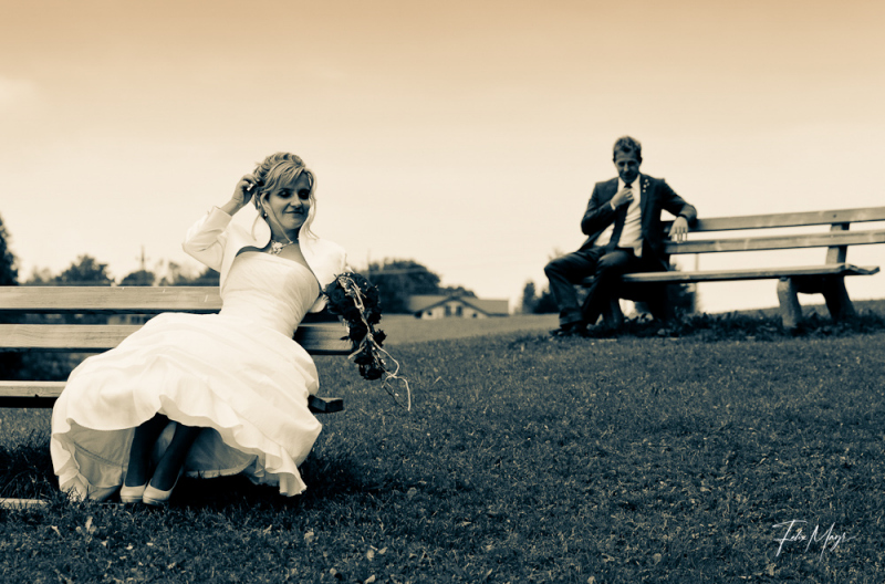 Braut und Bräutigam auf Bank