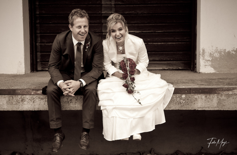 Brautpaar auf Laderampe vor Holztür