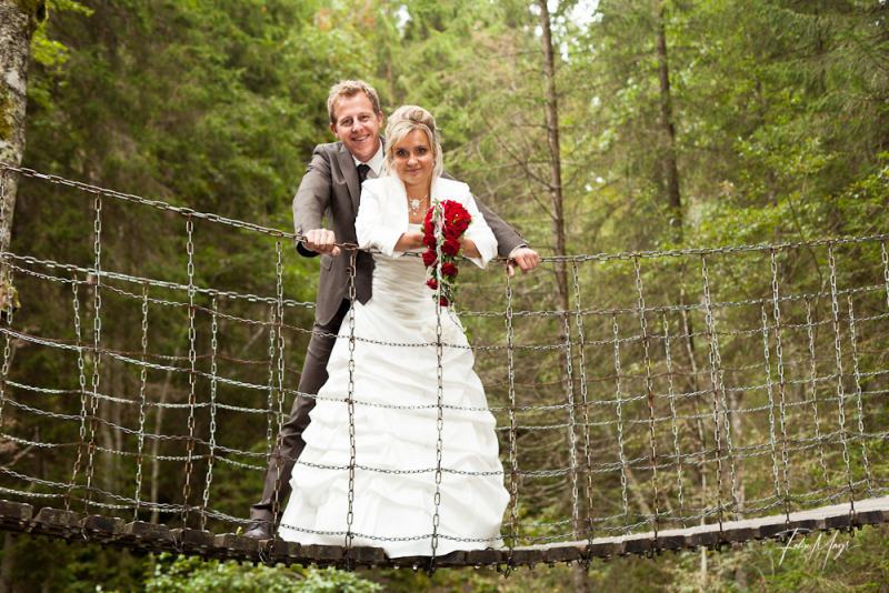 Brautpaar auf Hängebrücke