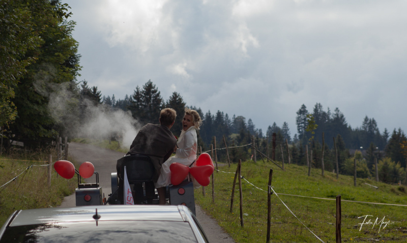 Brautpaar auf Traktor als Hochzeitsauto