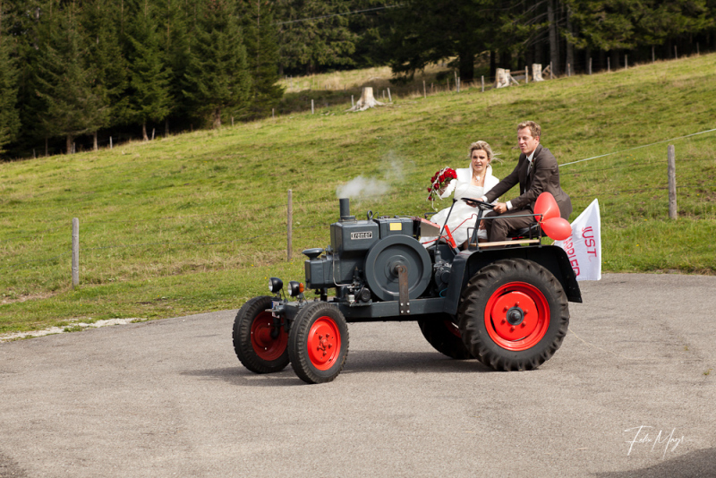 Brautpaar auf Traktor als Hochzeitsauto