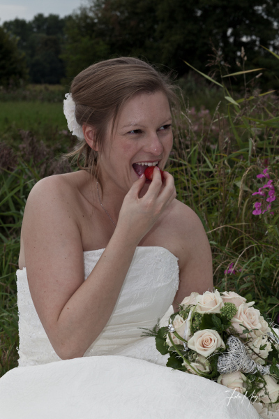 Braut isst Erdbeere