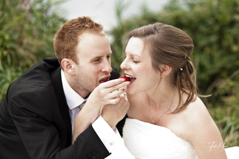 Brautpaar gibt sich gegenseitig eine Erdbeere