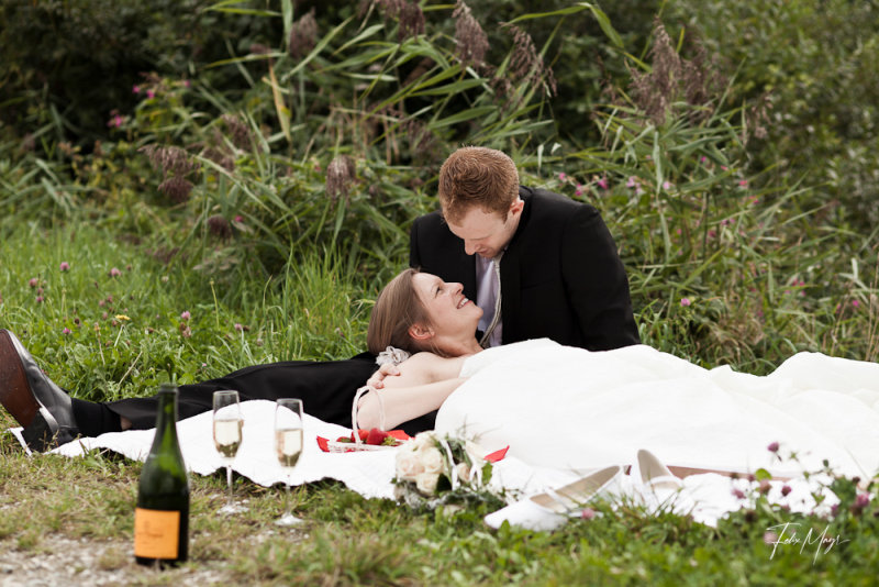 Brautpaar auf Picknickdecke
