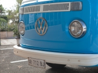 Front eines Volkswagen VW Bulli in blau-weiß