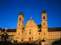 Kloster mit Kirchtürmen
