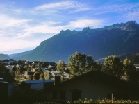 Dorf mit Berg im Hintergrund