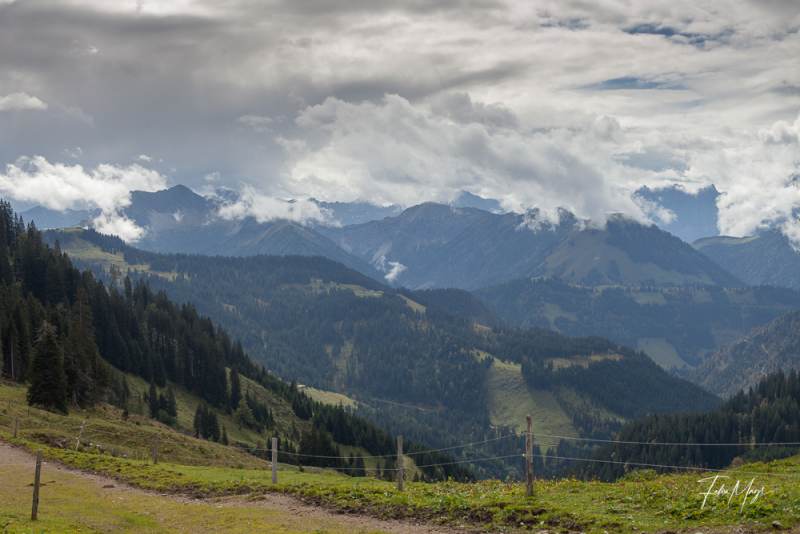 Wolkenverhangener Blick ins Karwendel