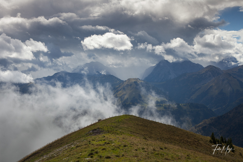 Wolkenverhangener Blick ins Karwendel mit aufsteigendem Nebel