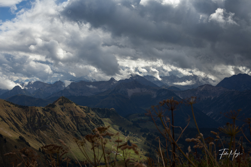 Wolkenverhangener Blick ins Karwendel