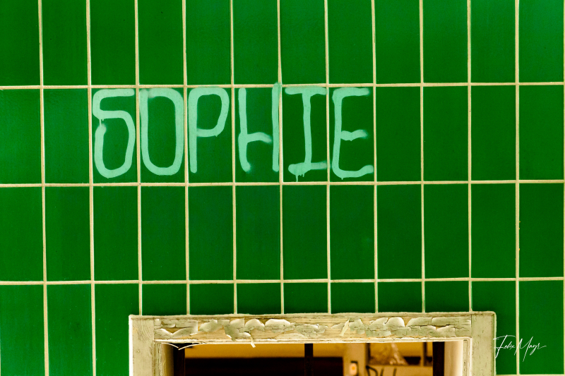 Lost Place, Schriftzug "Sophie" an grün gefliester Wand
