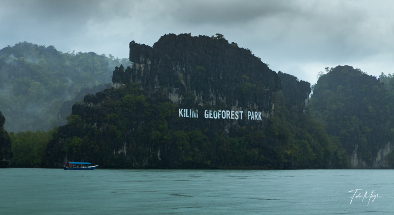 Schriftzug "Kilim Geoforest Park" an Felsen