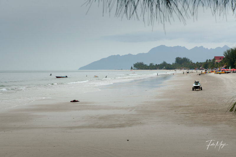 Strand mit Bergen auf Lankawi