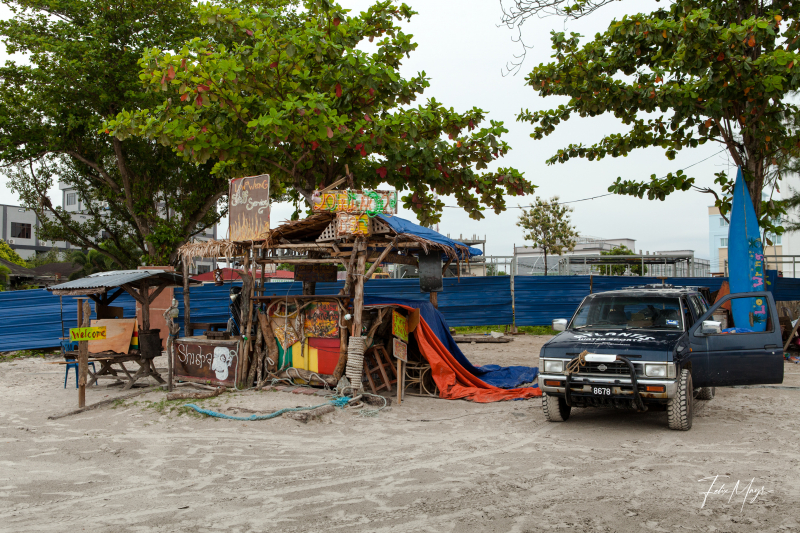 Bunte Bar und Geländewagen am Strand