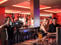 Nico Michels mit ARRI Alexa filmt Pärchen an der Bar des Leonardo Royal Hotels Munich