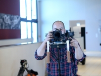 Kameramann mit Canon EOS 5D Mark II auf Kamerarigg