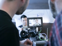Kameramänner blicken auf Kontrollbildschirm einer ARRI Alexa Filmkamera