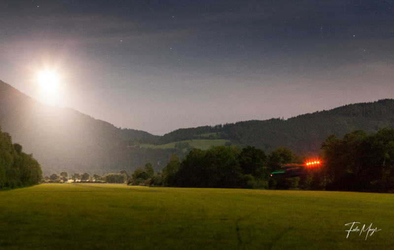 Helles Licht eines Hubschraubers über dem Flugplatz Benediktbeuern