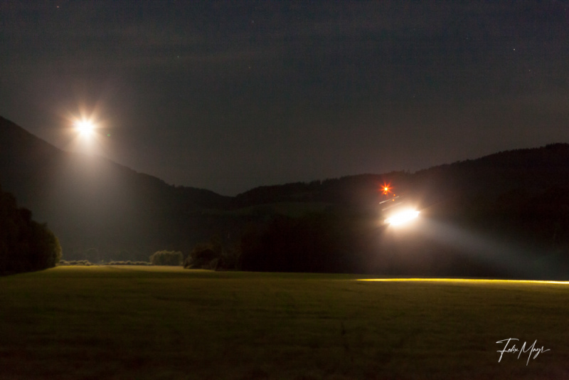 Helle Scheinwerfer von Hubschraubern über dem Flugplatz Benediktbeuern