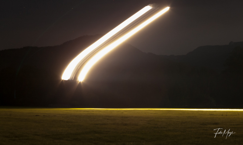 Langzeitbelichtung mit hellen Scheinwerfern am Flugplatz Benediktbeuern