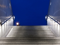 Treppenaufgang Hauptbahnhof in der blauen Stunde