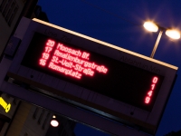 Anzeigetafel der Tram am Hauptbahnhof München während der blauen Stunde.