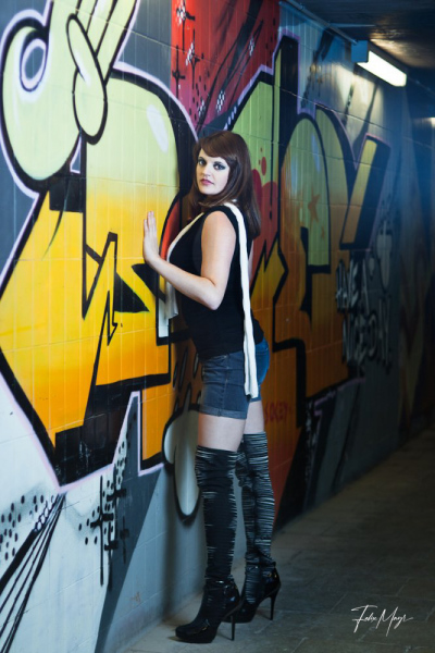 Frau mit High Heels und knappem Outfit vor Graffiti Wand