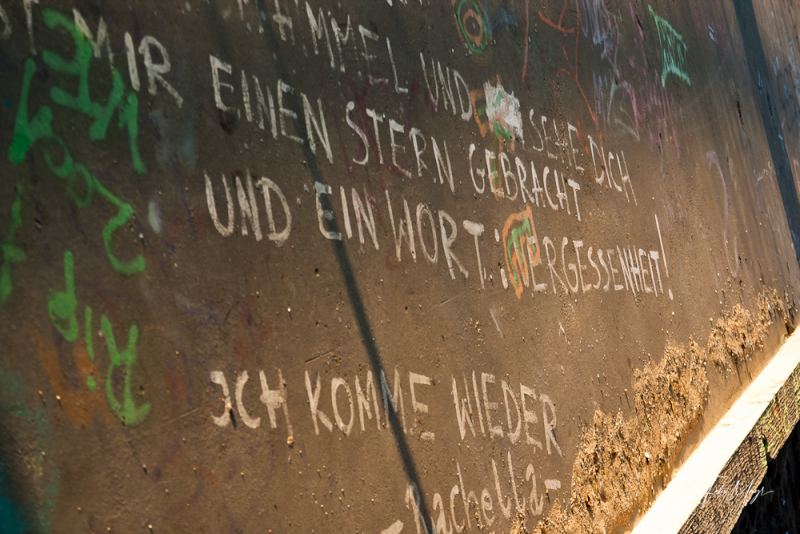 Betonboden des Lost Place S-Bahnhof Oberwiesenfeld mit Schrift am Boden