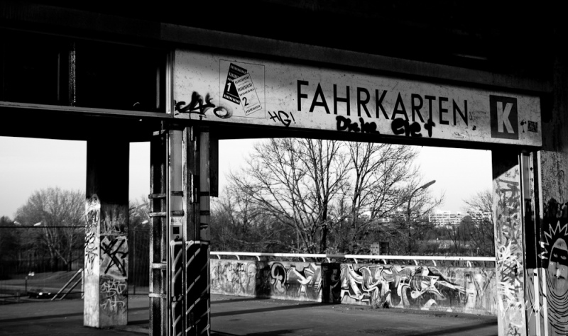 Schwarz-Weiß, Schild "Fahrkarten" am Lost Place S-Bahnhof Oberwiesenfeld