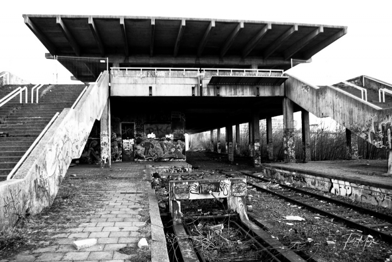 Schwarz-Weiß, Treppen und Gleise am Lost Place S-Bahnhof Oberwiesenfeld