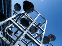 Blick in den blauen Himmel mit metallisch glänzender Eisenskulptur vor  Patentamt in München