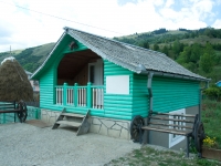 Türkisfarbene Holzhütte