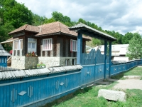 Traditionelles Haus hinter blauem Zaun