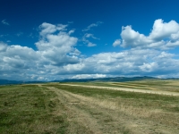 Rumänische Felder vor weiß-blauem Himmel